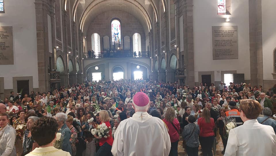 Ofrenda floral de las Madres a la Virgen de Fátima