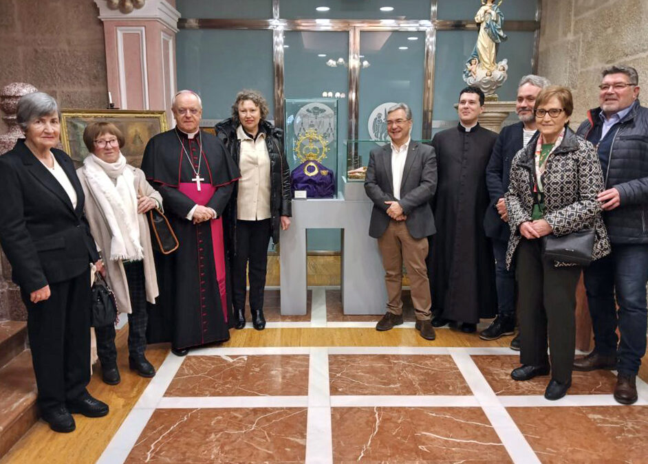 Exposición de la Corona de la Virgen de Los Remedios de Castro Caldelas y otros elementos históricos y artísticos de esta devoción