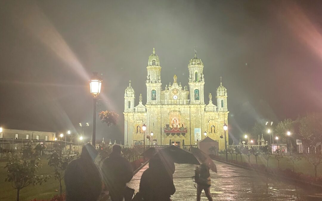 Juventud en camino a la casa de Nuestra Madre